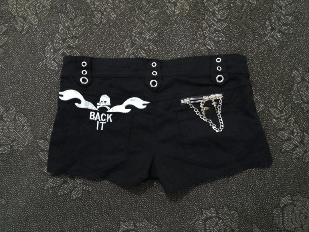 Grunge style short (Category: Shorts) located in Cotabato. Submitted by winonasallure (Listing ID 1469945163, Image 2). Description: wl:32 L:6.