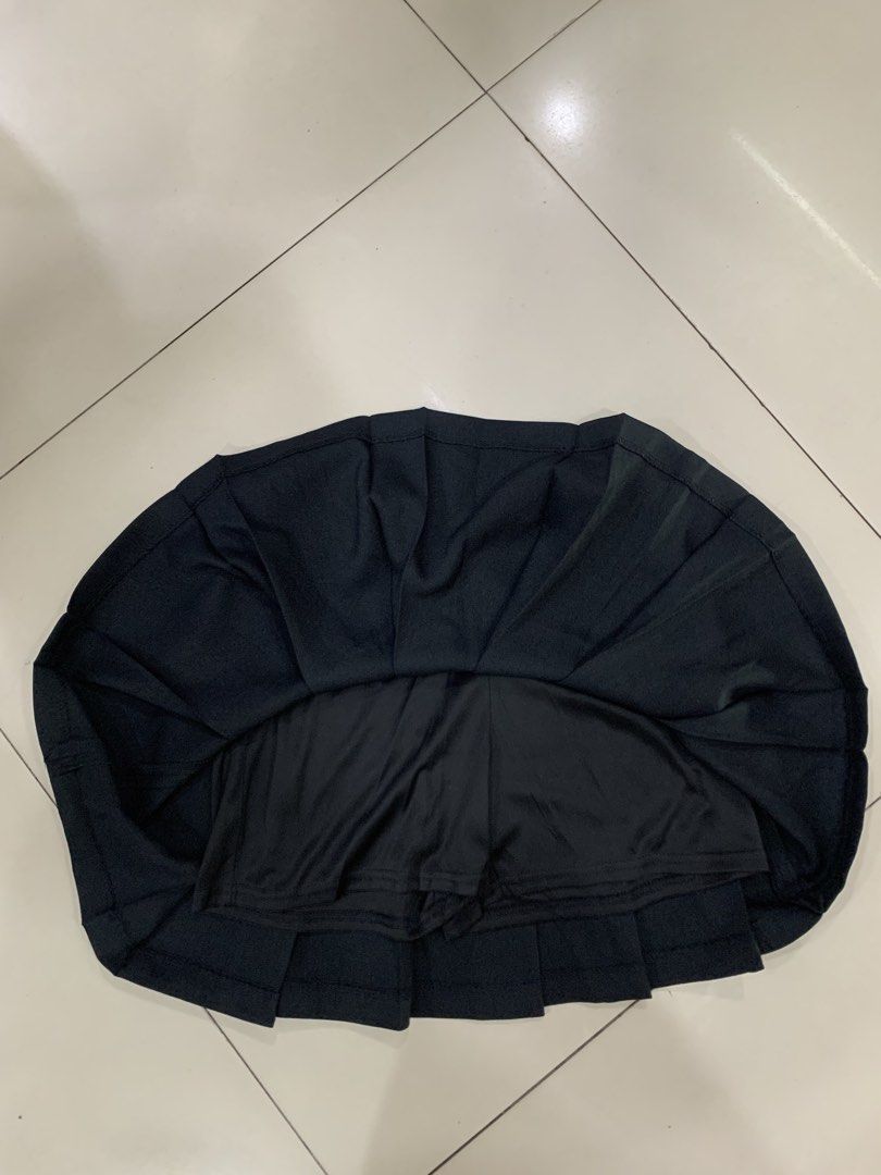 GU | pleated skorts / xsmall (Category: Skirts) located in Cebu City. Submitted by rarathriftedcb (Listing ID 1469779231, Image 3). Description: Gu ✅ Uniqlo Pleated skort In black 🖤 Fashion wear Sports wear Belt slot support Inner cycling support Xsmall on tag 🏷️ Waistline 24-26 High Rise 880pesos + sf 95 Location : cebu city Page : Rara thrifted Jnt nationwide Message us 📩.