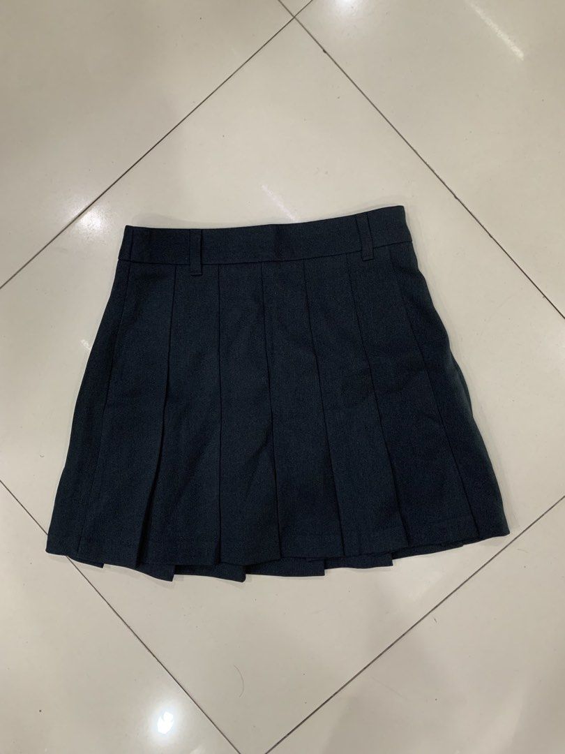 GU | pleated skorts / xsmall (Category: Skirts) located in Cebu City. Submitted by rarathriftedcb (Listing ID 1469779231, Image 2). Description: Gu ✅ Uniqlo Pleated skort In black 🖤 Fashion wear Sports wear Belt slot support Inner cycling support Xsmall on tag 🏷️ Waistline 24-26 High Rise 880pesos + sf 95 Location : cebu city Page : Rara thrifted Jnt nationwide Message us 📩.