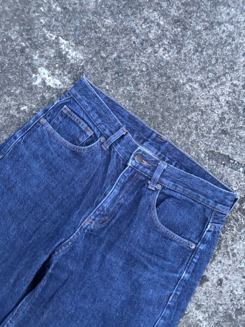 GU Barrel Denim Jeans (Category: Jeans) located in Quezon City. Submitted by crzyjnxl4rxnzhaul.jpgg (Listing ID 1469894196, Image 3). Description: -Size: Medium -Waist: 30 -Length: 39 -Thigh: 11.5 -Hem: 9.5 -Condition: Good as new -Issue: None -Color rate: 10/10 -Location: Quezon City -MOP: Banks/Gcash (Payment first) Note: color may vary due to lighting, always manage your expectations..