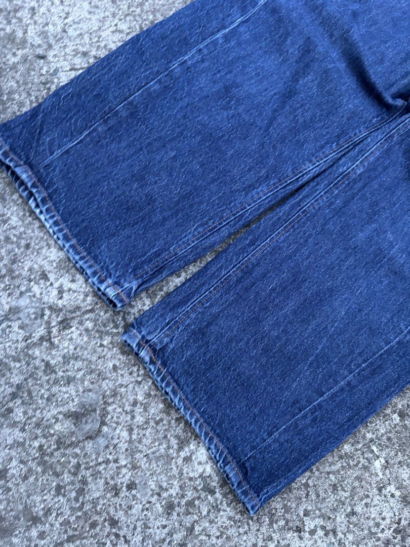 GU Barrel Denim Jeans (Category: Jeans) located in Quezon City. Submitted by crzyjnxl4rxnzhaul.jpgg (Listing ID 1469894196, Image 2). Description: -Size: Medium -Waist: 30 -Length: 39 -Thigh: 11.5 -Hem: 9.5 -Condition: Good as new -Issue: None -Color rate: 10/10 -Location: Quezon City -MOP: Banks/Gcash (Payment first) Note: color may vary due to lighting, always manage your expectations..