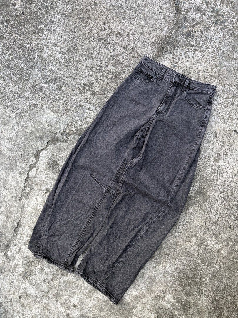 GU Barrel Jeans (Category: Jeans) located in Quezon City. Submitted by crzyjnxl4rxnzhaul.jpgg (Listing ID 1469895721, Image 1). Description: -Size: S -Waist: 27 -Length: 38 -Thigh: 11.5 -Hem: 8.5 -Condition: Good as new -Issue: None -Color rate: 10/10 -Location: Quezon City -MOP: Banks/Gcash (Payment first) Note: color may vary due to lighting, always manage your expectations..