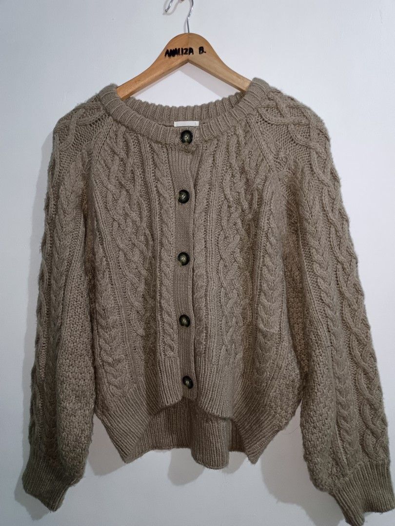 GU Cable Knit Cocoon Cardigan Brown Size L (Category: Coats, Jackets and Outerwear) located in Angeles City. Submitted by analizabag92980 (Listing ID 1469823696, Image 2). Description: - Color: Brown - Size: L (Approx. 25 x 23 inches) - Material: Thick, warm knit - Design: All-over cable pattern with tortoiseshell buttons - Details: Round ribbed collar and hem - Fit: Cozy, oversized look.