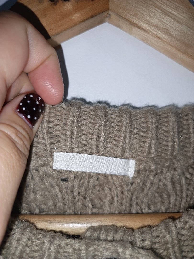 GU Cable Knit Cocoon Cardigan Brown Size L (Category: Coats, Jackets and Outerwear) located in Angeles City. Submitted by analizabag92980 (Listing ID 1469823696, Image 3). Description: - Color: Brown - Size: L (Approx. 25 x 23 inches) - Material: Thick, warm knit - Design: All-over cable pattern with tortoiseshell buttons - Details: Round ribbed collar and hem - Fit: Cozy, oversized look.
