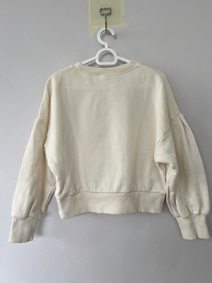 GU Cream Sweater Size 110 (Category: Babies & Kids Fashion) located in San Fernando. Submitted by wearvfs (Listing ID 1469900524, Image 2). Description: - Brand: GU - Color: Creamy off-white - Size: 110 - Chest Width: Approx. 42 cm - Material/Interior: Soft fleece lining with thick ribbed hem and cuffs - Condition: Clean, no stains, and no damage.