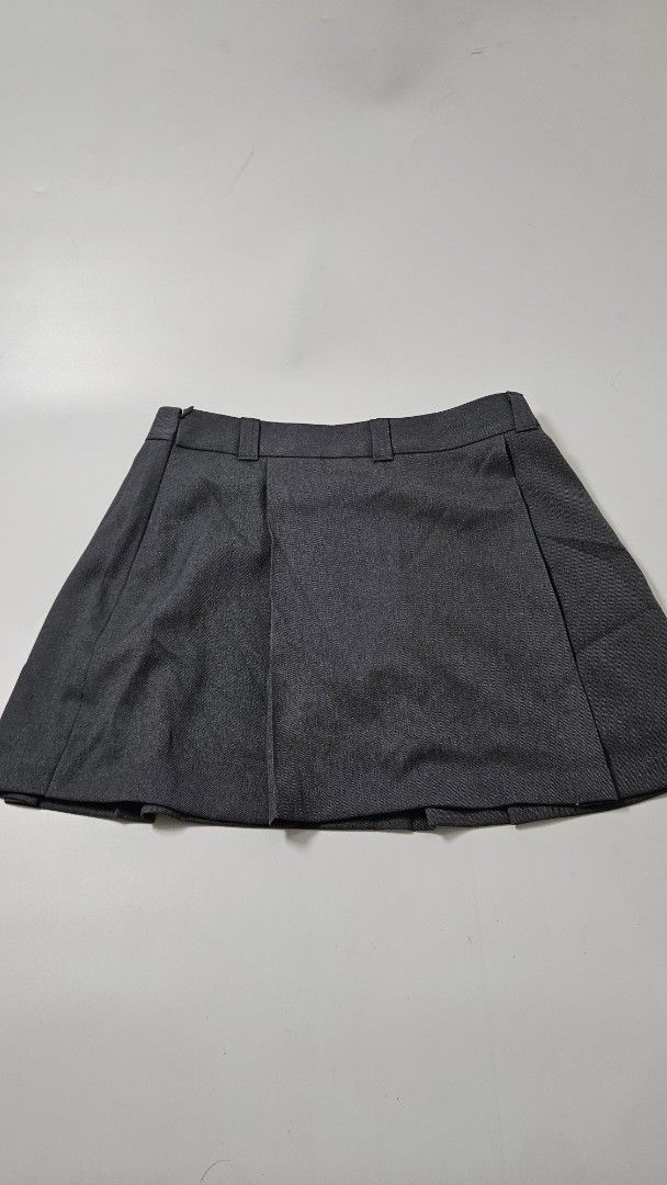 GU Dark Grey Pleated Skirt Size L (Category: Skirts) located in Alfonso. Submitted by jbcamet (Listing ID 1469861728, Image 1). Description: - Brand/Model: GU Pleated Skirt - Color: Dark Grey - Size: L (Waist: approx. 70cm) - Material: Polyester with recycled content - Features: Clean structured look, belt loops - Styling: Great for casual and smart casual wear, pairs easily with blouses or t-shirts.