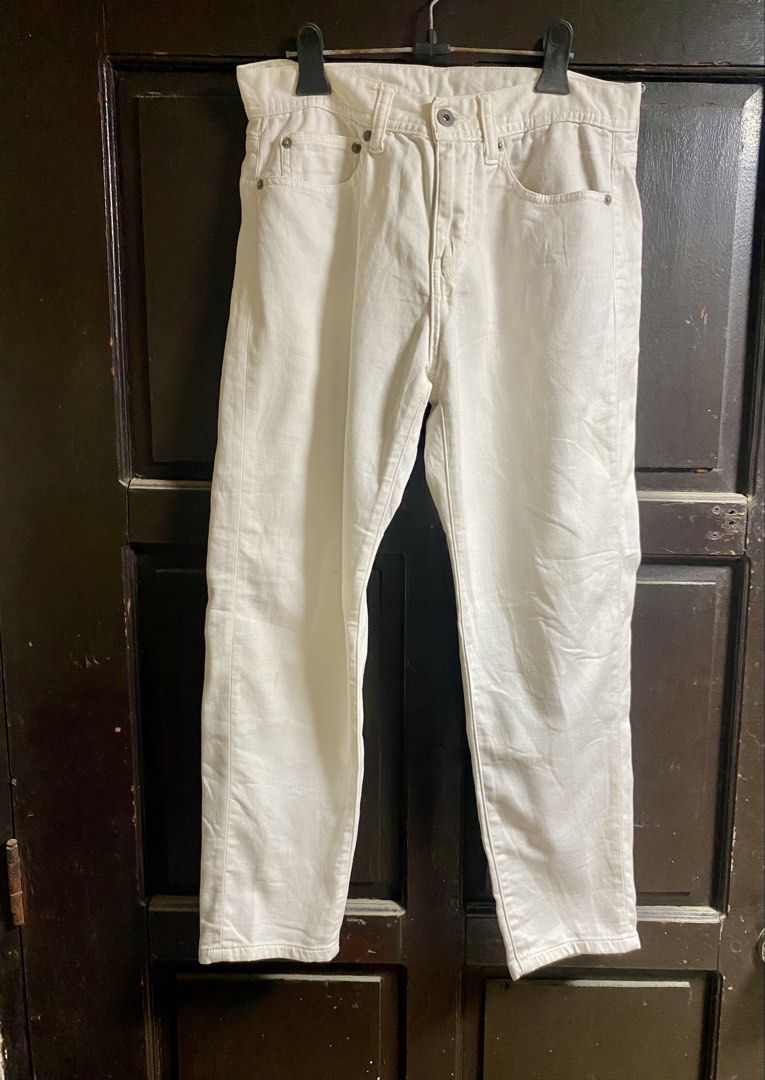 GU Distressed White Denim Jeans (Category: Jeans) located in Navotas City. Submitted by bayxsell (Listing ID 1469851441, Image 3). Description: - Brand/Model: GU White Denim Jeans (Style Code: 221-269469) - Fit: Classic straight leg cut with standard button and zip fly - Design: Trendy distressed knee details and rips for a stylish edge - Material: Comfortable cotton blend with a bit of stretch for easy movement - Style: Versatile piece, easy to 