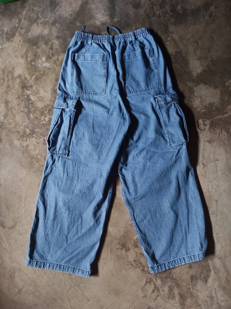 GU super wide cargo pants (Category: Joggers) located in Davao. Submitted by hisdef (Listing ID 1469811288, Image 3). Description: GU super wide cargo pants Condition- like new issue- none Dimensions in inches waistline- from 26 to 34 front rise-14 inseam-26 outseam-39 hem-10.5.
