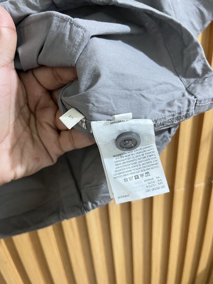 GU Utility Short Shirt (Category: Shirts) located in Caloocan City. Submitted by ynna_27 (Listing ID 1469885270, Image 3). Description: GU Utility Short Shirt Used - Good as new Color : Dark gray Small - Med Issue : x Price 480.