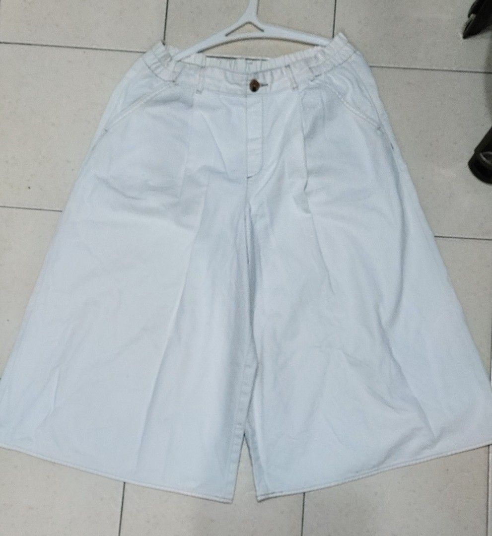 GU Wide Leg Culottes (Category: Skirts) located in Quezon City. Submitted by chph3rd (Listing ID 1469763519, Image 2). Description: - Color: White - Style: High waist wide leg culottes, cropped lengt closure, convenient side pockets medium on tag but can fit up to large. .
