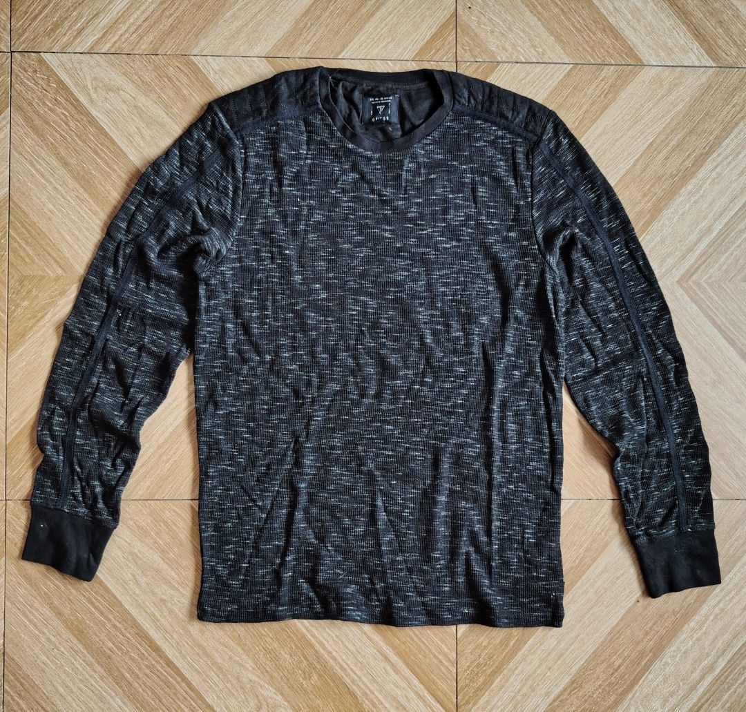 GUESS SWEATSHIRT (Category: Activewear) located in Marikina City. Submitted by kingdrel (Listing ID 1469823255, Image 1). Description: GUESS SWEATSHIRT W 20 L 29 VERYGOOD CONDITION NO ISSUE COLORATE 9.5-10.