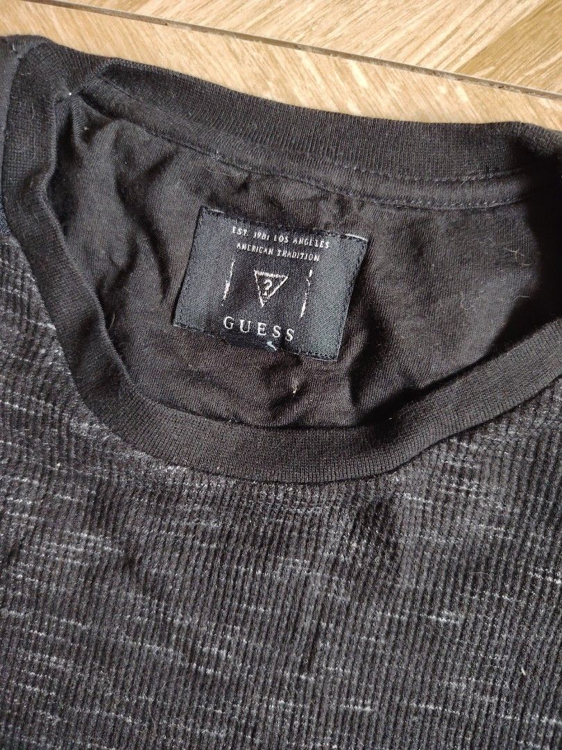 GUESS SWEATSHIRT (Category: Activewear) located in Marikina City. Submitted by kingdrel (Listing ID 1469823255, Image 3). Description: GUESS SWEATSHIRT W 20 L 29 VERYGOOD CONDITION NO ISSUE COLORATE 9.5-10.