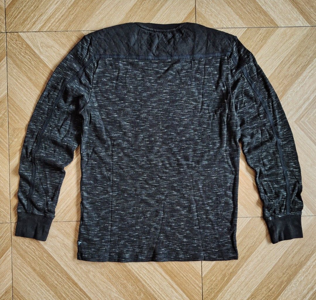 GUESS SWEATSHIRT (Category: Activewear) located in Marikina City. Submitted by kingdrel (Listing ID 1469823255, Image 2). Description: GUESS SWEATSHIRT W 20 L 29 VERYGOOD CONDITION NO ISSUE COLORATE 9.5-10.
