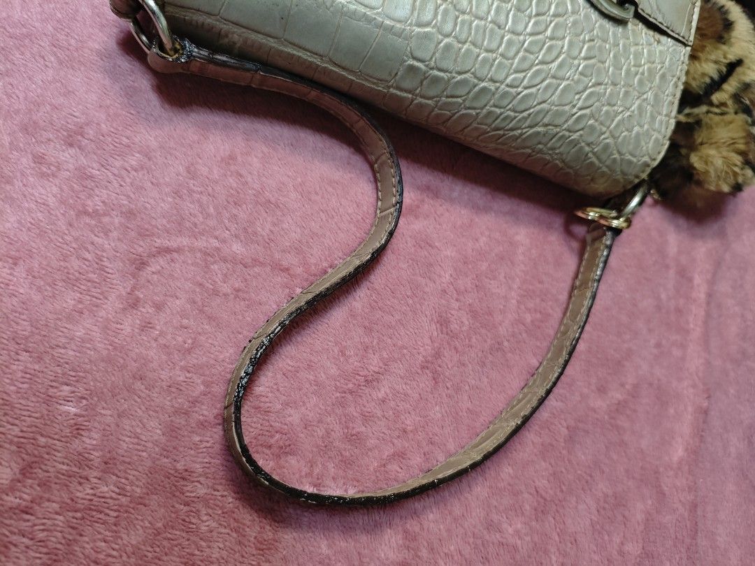 Guess vintage kili (Category: Shoulder Bags) located in Naga. Submitted by houseofamaree (Listing ID 1469848139, Image 3). Description: .