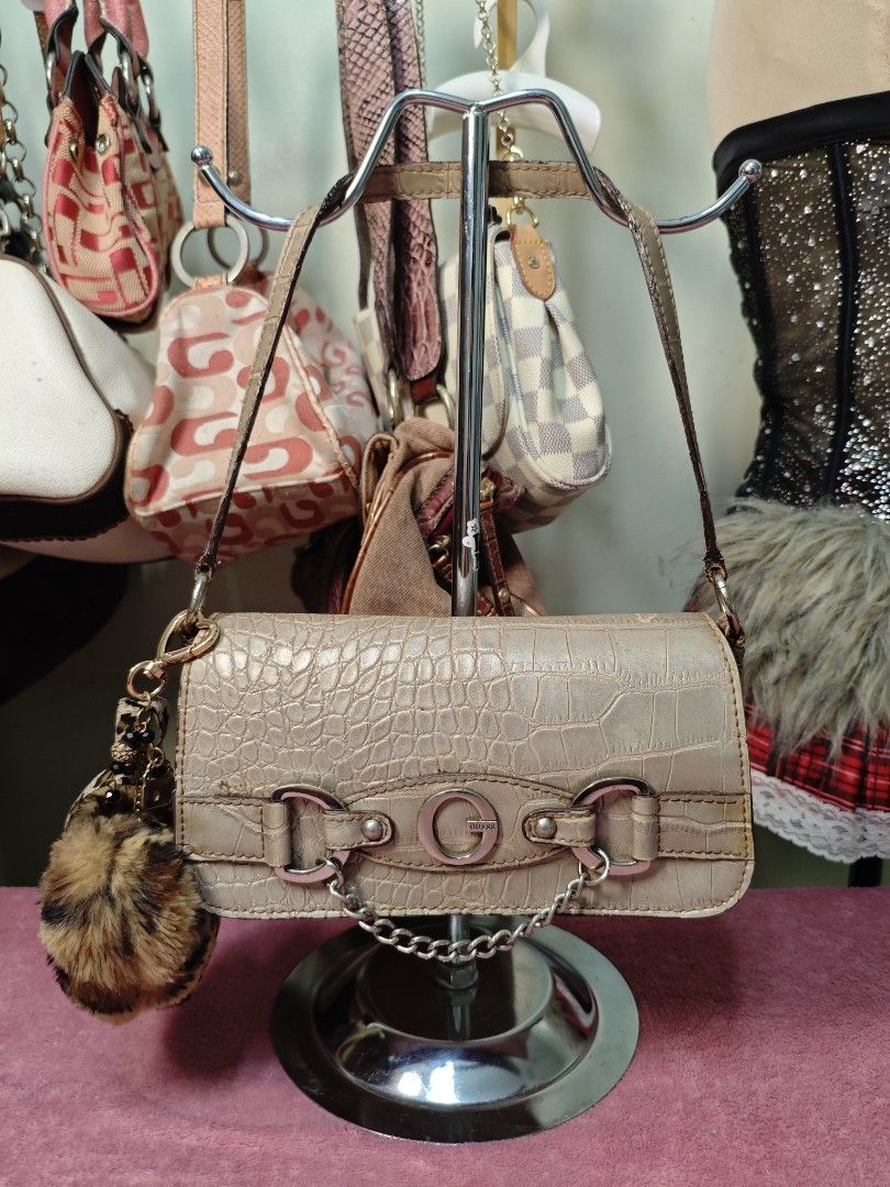 Guess vintage kili (Category: Shoulder Bags) located in Naga. Submitted by houseofamaree (Listing ID 1469848139, Image 1). Description: .