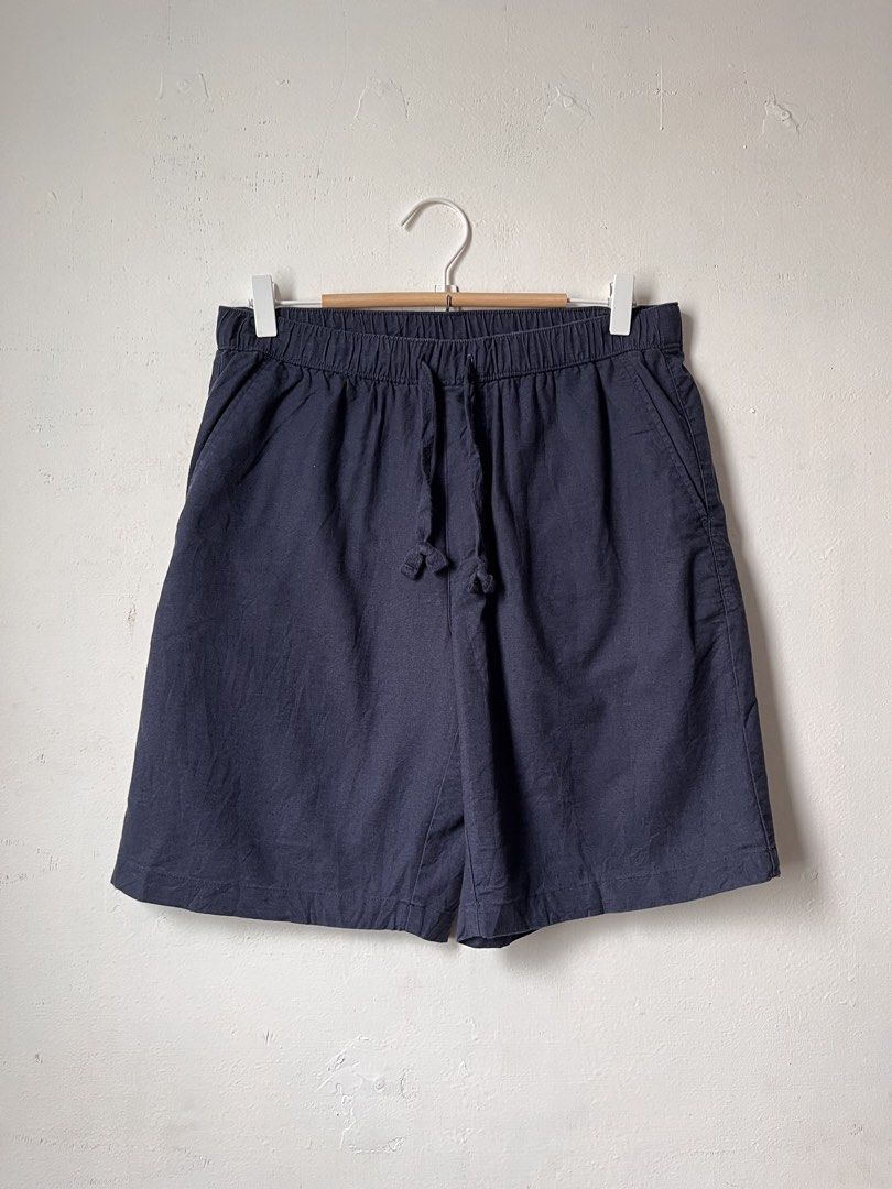 Guess woven short (Category: Shorts) located in Cagayan de Oro. Submitted by vigo999 (Listing ID 1469787645, Image 3). Description: Guess woven short Size M Condition: Excellent Color rate: 10/10 No issues Dimes: 30-34x19.5 Hem: 12.
