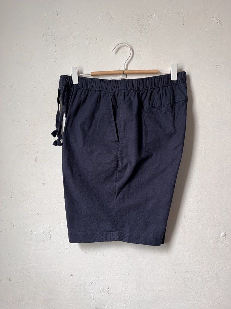 Guess woven short (Category: Shorts) located in Cagayan de Oro. Submitted by vigo999 (Listing ID 1469787645, Image 2). Description: Guess woven short Size M Condition: Excellent Color rate: 10/10 No issues Dimes: 30-34x19.5 Hem: 12.