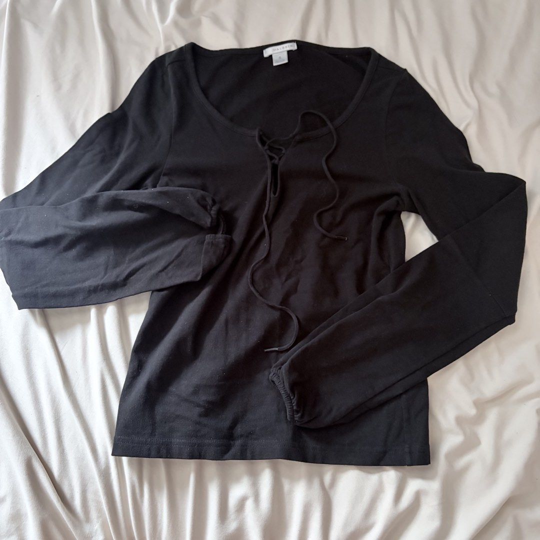 Halogen Black Long Sleeve Lace-Up Top Size S (Category: Longsleeves) located in Quezon City. Submitted by angelajuliet__ (Listing ID 1469765726, Image 1). Description: - Brand/Style: Halogen black long sleeve top - Size: S - Neckline: Scoop neck with lace-up string detail and metal aglets - Fabric & Fit: Soft knit fabric with gathered cuffs - Condition/Use: Simple and comfortable everyday basic shirt.