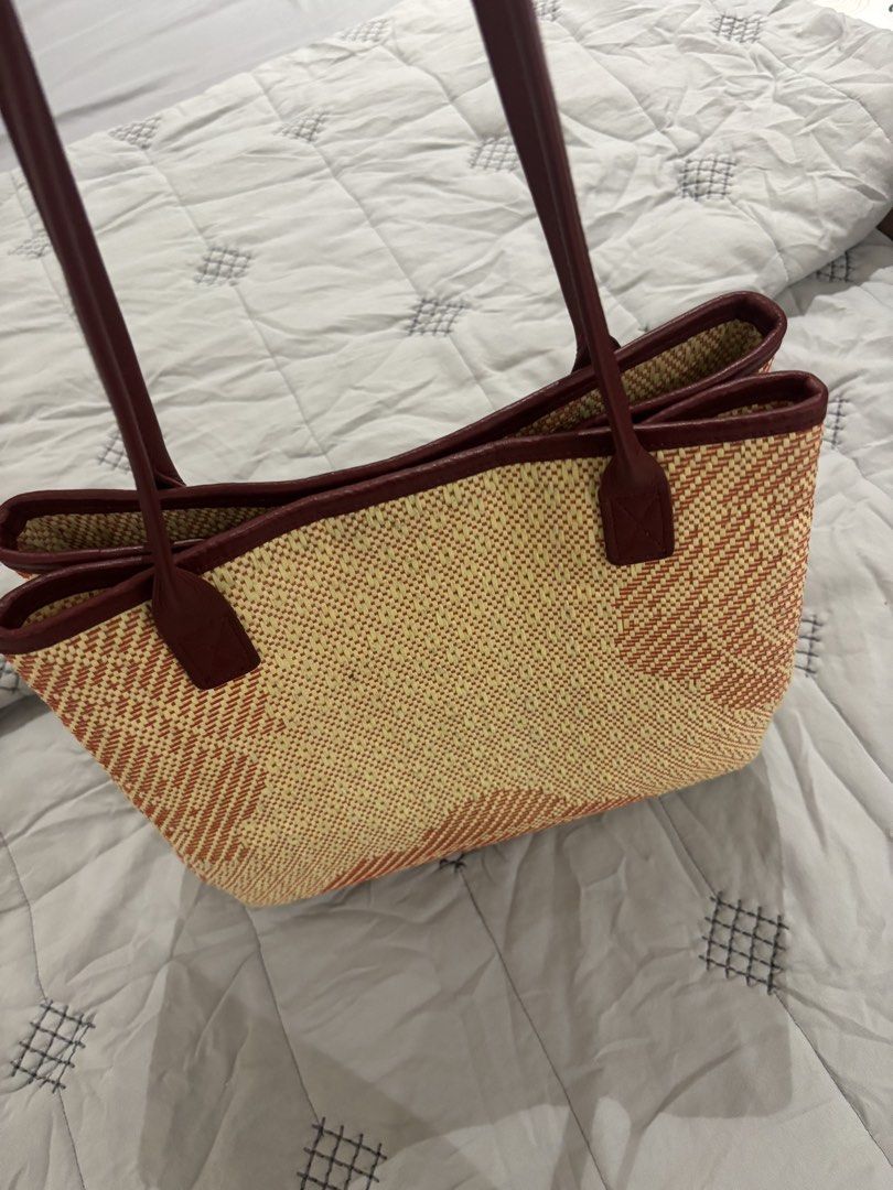 Halohalo Rosas Trabaho Bag (Category: Tote Bags) located in Manila. Submitted by patricemags (Listing ID 1469830702, Image 2). Description: Halohalo Limited Edition Rosas Trabaho - bought 2nd hand here on Carousell - barely used - RFS: straps too long .
