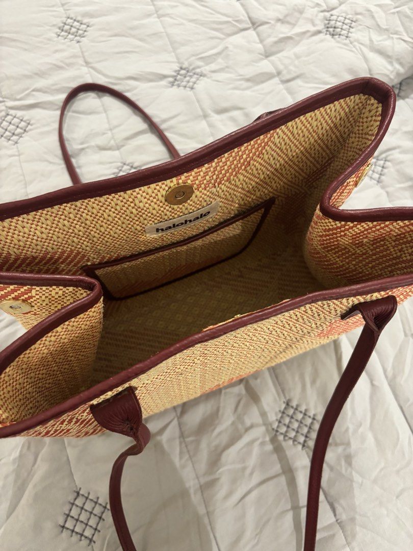 Halohalo Rosas Trabaho Bag (Category: Tote Bags) located in Manila. Submitted by patricemags (Listing ID 1469830702, Image 3). Description: Halohalo Limited Edition Rosas Trabaho - bought 2nd hand here on Carousell - barely used - RFS: straps too long .