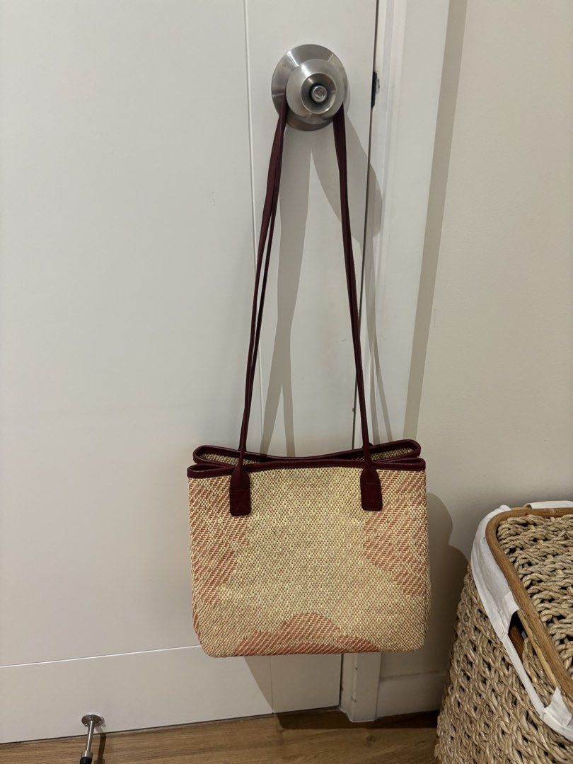 Halohalo Rosas Trabaho Bag (Category: Tote Bags) located in Manila. Submitted by patricemags (Listing ID 1469830702, Image 1). Description: Halohalo Limited Edition Rosas Trabaho - bought 2nd hand here on Carousell - barely used - RFS: straps too long .