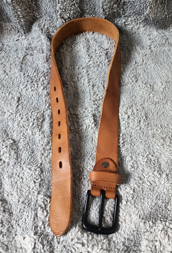Handmade full grain leather belt (Category: Belts) located in Asingan. Submitted by arnelpalaris8 (Listing ID 1469935826, Image 2). Description: Handmade Full Grain Leather Belt 39 Length 1.5 inch width 7 adjustable hole 26-33 Waistline Excellent condition PM ME.