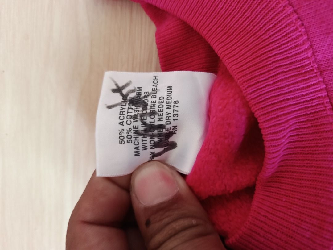 Hanes Vintage Pink Pull over Jacket!!! (Category: Coats, Jackets and Outerwear) located in Dimiao. Submitted by knsclothingapparel_2025 (Listing ID 1469784871, Image 3). Description: Vintage Hanes balikbayan box from USA tambak sa storage box. 20 by 26 dimension no issue like pinhole and discoloration. Dm for more details!!!.