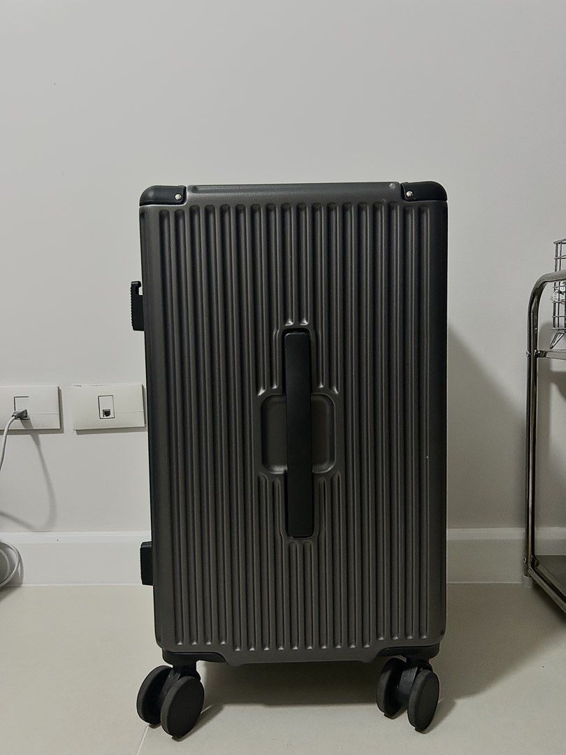 Hard Case Carry-On Luggage – Charcoal Gray (Category: Luggage) located in Quezon City. Submitted by maekuuh (Listing ID 1469853338, Image 1). Description: Used once Bought in China and used only for bringing home pasalubongs. Still in good condition! * Color: Charcoal Gray * Type: Hard-shell luggage * Features: Telescopic handle, top carry handle, and spinner wheels * Interior: Fabric lining with storage compartments 📍 Actual photos posted #Lugg
