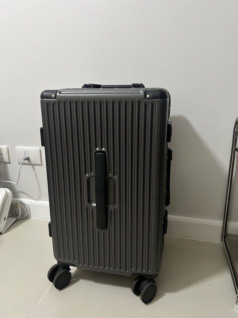 Hard Case Carry-On Luggage – Charcoal Gray (Category: Luggage) located in Quezon City. Submitted by maekuuh (Listing ID 1469853338, Image 3). Description: Used once Bought in China and used only for bringing home pasalubongs. Still in good condition! * Color: Charcoal Gray * Type: Hard-shell luggage * Features: Telescopic handle, top carry handle, and spinner wheels * Interior: Fabric lining with storage compartments 📍 Actual photos posted #Lugg