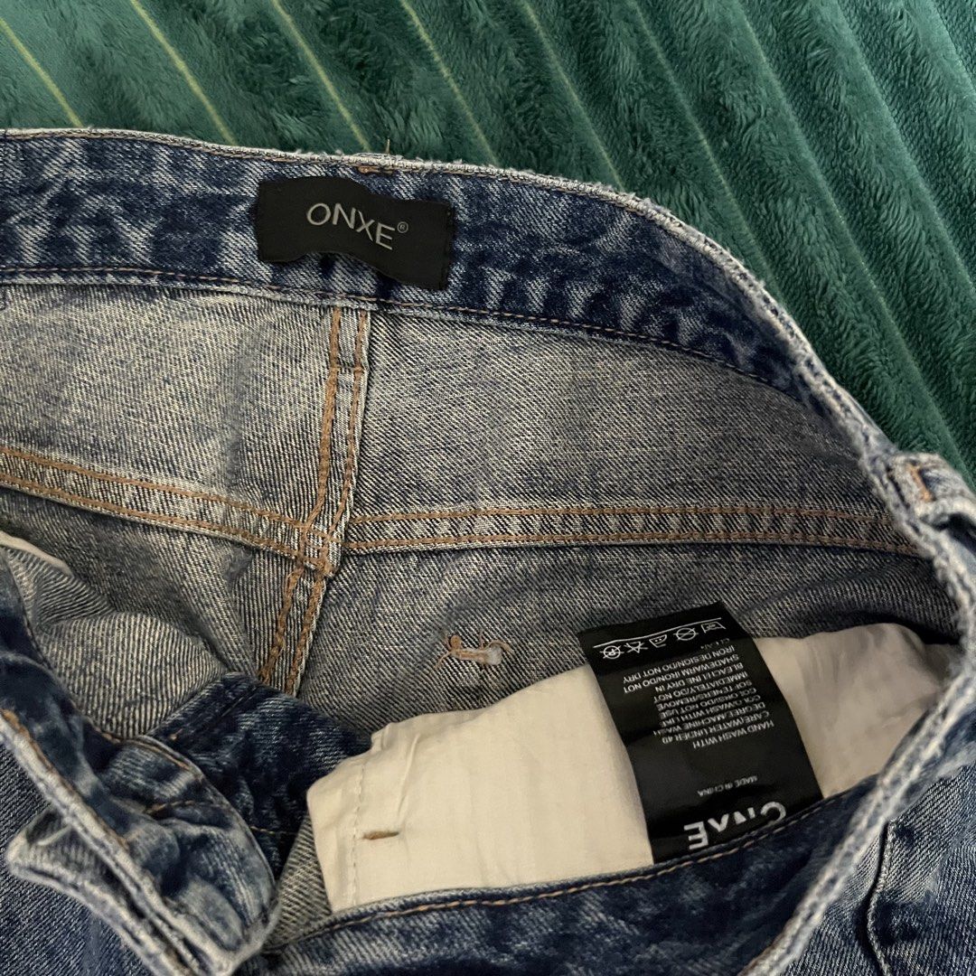 HARD DENIM BAGGY BLUE DENIM PANTS (Category: Jeans) located in Manila. Submitted by thriftkolngeh (Listing ID 1469934939, Image 3). Description: - Brand: ONXE - Color/Wash: Blue acid wash with faded thigh detail - Fit: Straight wide-leg cut - Closure: Standard button and zipper fly - Features: Classic five-pocket setup, standard belt loops, branded inner waistband label, and tagged care instructions - Condition: Brand new / Excellent quality pm s