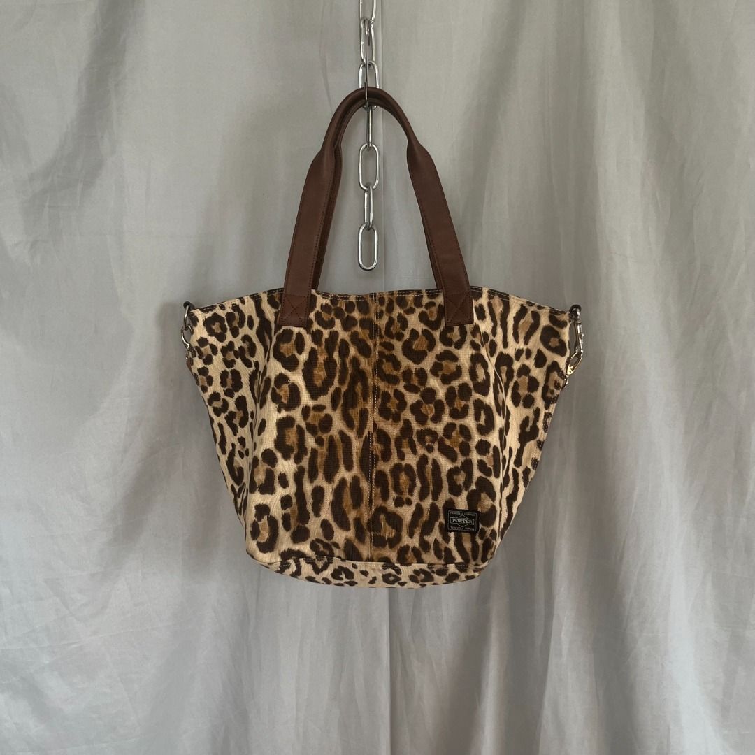 Head Porter Leopard Print Large 2-Way Tote Bag (Category: Sling Bags) located in Quezon. Submitted by _babypluto (Listing ID 1469856852, Image 2). Description: This simply designed tote bag offers excellent storage capacity and is the perfect size for everyday use. The main compartment closes with a snap button, and the snap hooks on either side allow you to change the silhouette and adjust the capacity, offering two ways to use it. The interior 