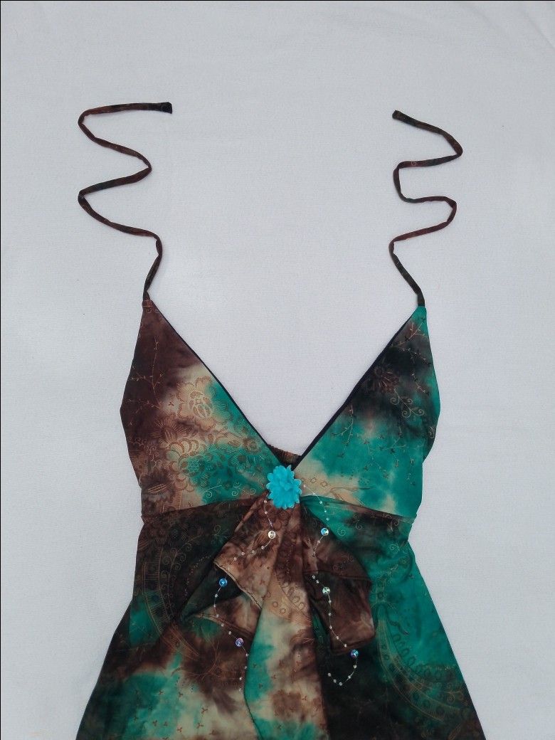 FAIRY REWORKED HALTER TOP (Category: Sleeveless) located in Laur. Submitted by zystilo (Listing ID 1469877117, Image 3). Description: — size : xs - m — mannequin measurements: bust : 34”| waistline : 27” — garterized back — reworked 🧚🏻‍♀️ A LITTLE NOTE ABOUT OUR REWORKED PIECES ♡ please keep in mind that these are handmade and reworked pieces, so stitches may not be perfectly even, and minor imperfections may be present. each piece is uniquely 