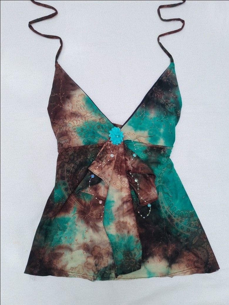 FAIRY REWORKED HALTER TOP (Category: Sleeveless) located in Laur. Submitted by zystilo (Listing ID 1469877117, Image 2). Description: — size : xs - m — mannequin measurements: bust : 34”| waistline : 27” — garterized back — reworked 🧚🏻‍♀️ A LITTLE NOTE ABOUT OUR REWORKED PIECES ♡ please keep in mind that these are handmade and reworked pieces, so stitches may not be perfectly even, and minor imperfections may be present. each piece is uniquely 