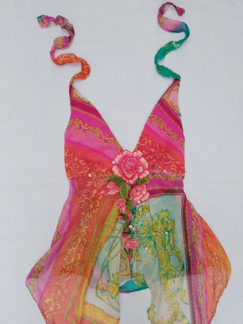 FAIRY REWORKED SUNSET BLOOM TOP (Category: Sleeveless) located in Laur. Submitted by zystilo (Listing ID 1469877398, Image 2). Description: — size : xs - m — mannequin measurements: bust : 34”| waistline : 27” — adjustable back — reworked 🧚🏻‍♀️ A LITTLE NOTE ABOUT OUR REWORKED PIECES ♡ please keep in mind that these are handmade and reworked pieces, so stitches may not be perfectly even, and minor imperfections may be present. each piece is uni