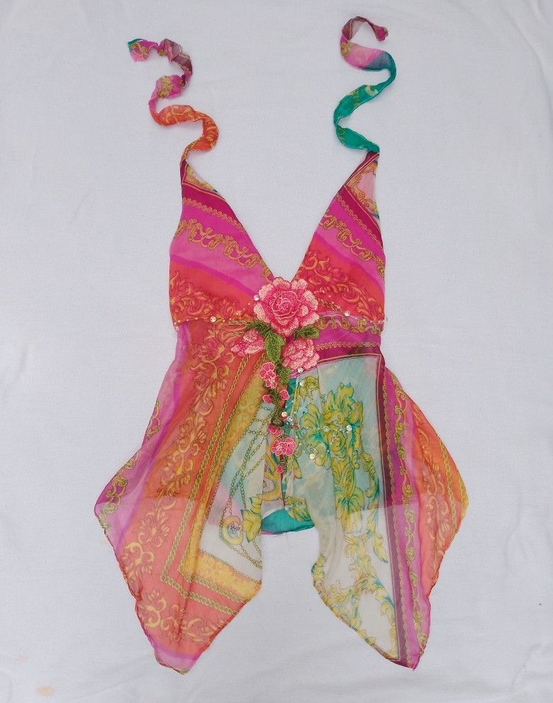 FAIRY REWORKED SUNSET BLOOM TOP (Category: Sleeveless) located in Laur. Submitted by zystilo (Listing ID 1469877398, Image 1). Description: — size : xs - m — mannequin measurements: bust : 34”| waistline : 27” — adjustable back — reworked 🧚🏻‍♀️ A LITTLE NOTE ABOUT OUR REWORKED PIECES ♡ please keep in mind that these are handmade and reworked pieces, so stitches may not be perfectly even, and minor imperfections may be present. each piece is uni