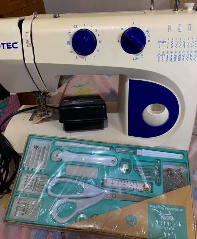 Heavy duty Sewing machine (Category: Other Home Appliances) located in Teresa. Submitted by unyangopal87819 (Listing ID 1469761863, Image 1). Description: Bought from Germany 🇩🇪 Working no issue. Accessories not included...