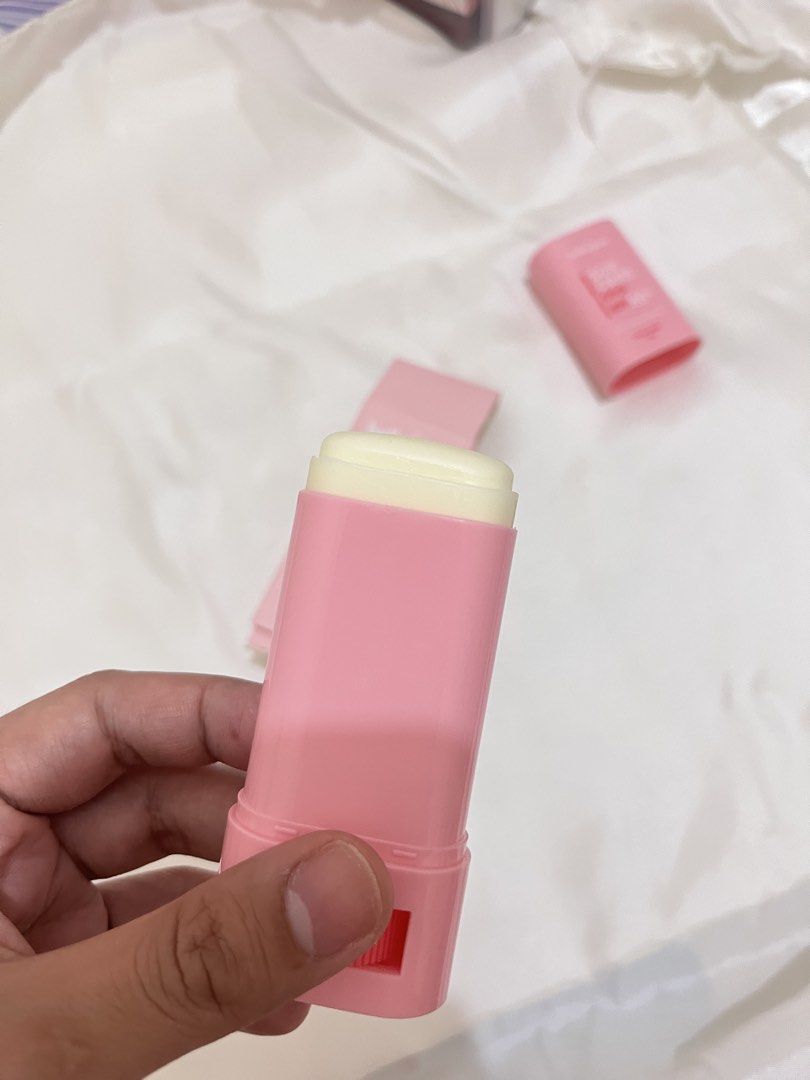 Hello Glow Alpha-Melight Sun Care Stick SPF 50+ (Category: Face Care) located in Caloocan City. Submitted by brdnkm26 (Listing ID 1469783862, Image 1). Description: - Brand/Product: Glow Alpha-Melight Sun Care Stick - SPF Rating: SPF 50+ - Net Weight: 20g - Origin: Made in Korea - Benefit: Brightening formula - Packaging: Pink twist-up tube with original box included - Condition: Tested once (like new).