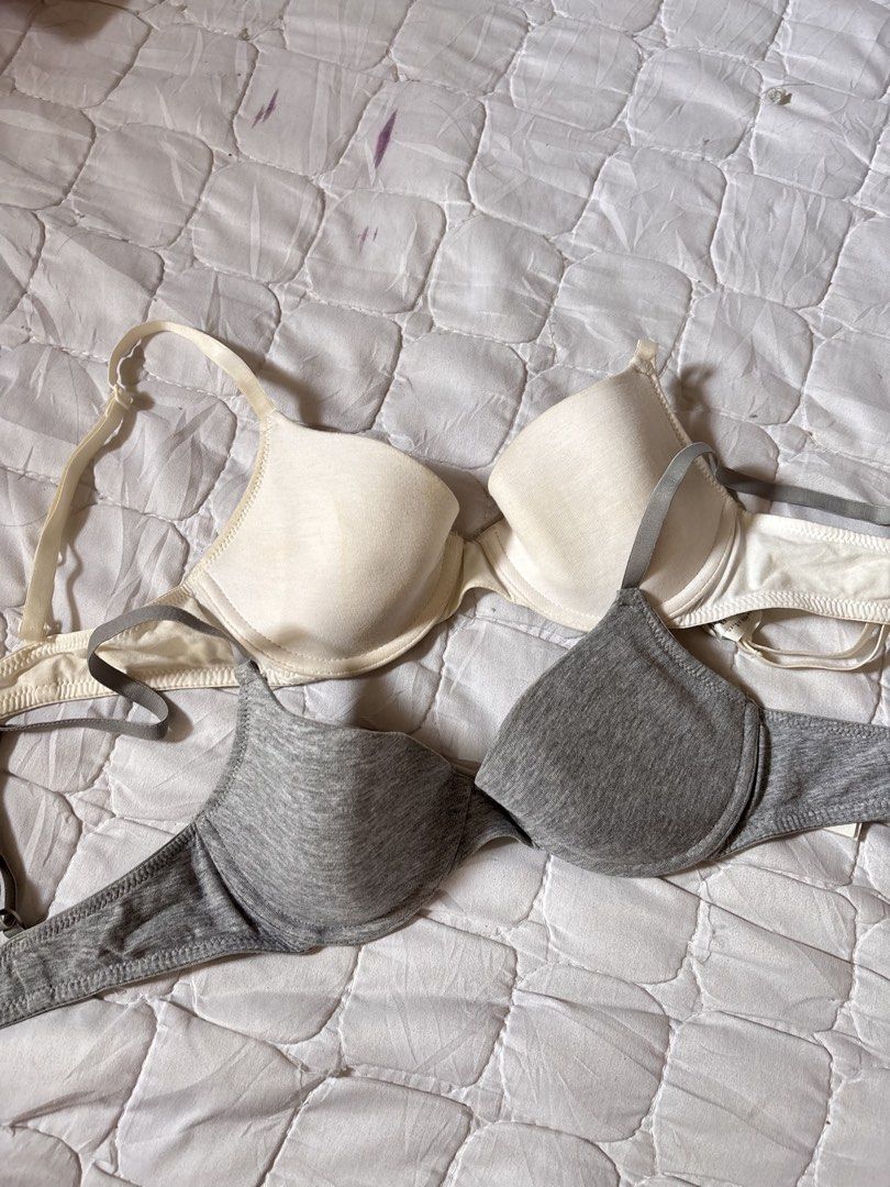 H&M 32B T-shirt Bra Bundle White and Grey (Category: Undergarments & Loungewear) located in Manila. Submitted by dragonleo_08202000 (Listing ID 1469822529, Image 1). Description: - Brand: H&M - Quantity: Bundle of 2 (Off-white and heather grey) - Size: 32B / 70B - Support: Underwire with padded cups - Features: Adjustable straps and back hook closure - Material: Comfortable cotton and elastane blend - Condition: Washing tags intact, perfect every