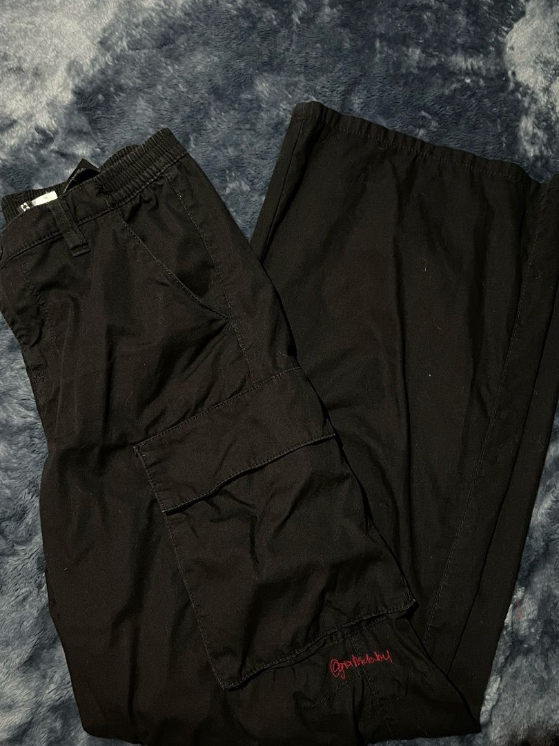 H&M Black Cargo Pants with Side Pockets (Category: Jeans) located in San Juan, La Union. Submitted by gi4sprelovedklods (Listing ID 1469888618, Image 1). Description: ୨୧ ˚₊‧꒰ა clothing details & friendly reminders ໒꒱ ‧₊˚ ♡ please note that colors may slightly vary due to lighting and screen settings. thank you for understanding! 🎨 ♡ payment method: Gc4sh only 💸 ♡ shipping courier: J&T Express 📦 ♡ kindly double-check your order details and ship