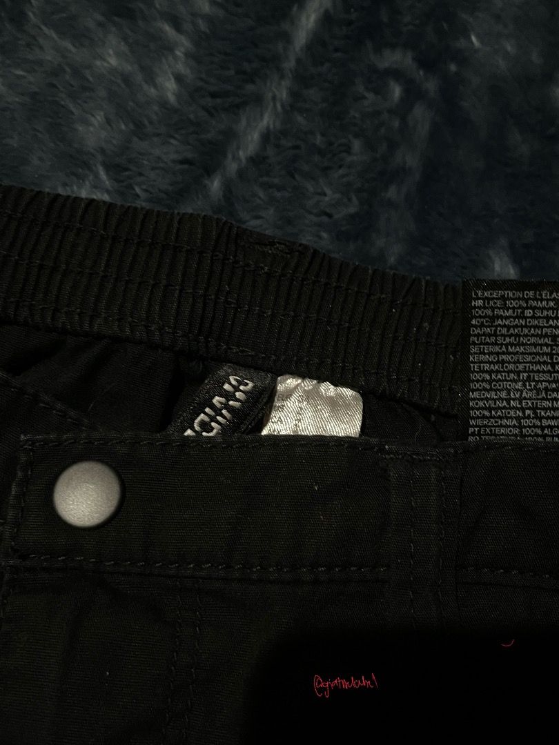H&M Black Cargo Pants with Side Pockets (Category: Jeans) located in San Juan, La Union. Submitted by gi4sprelovedklods (Listing ID 1469888618, Image 3). Description: ୨୧ ˚₊‧꒰ა clothing details & friendly reminders ໒꒱ ‧₊˚ ♡ please note that colors may slightly vary due to lighting and screen settings. thank you for understanding! 🎨 ♡ payment method: Gc4sh only 💸 ♡ shipping courier: J&T Express 📦 ♡ kindly double-check your order details and ship