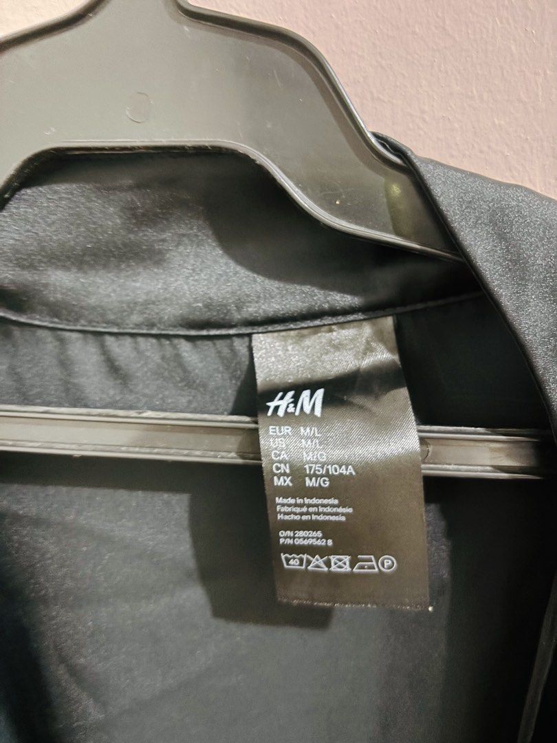 H&M Black Satin Lace Robe Size M/L (Category: Undergarments & Loungewear) located in Manila. Submitted by joeeeyyy30 (Listing ID 1469910042, Image 3). Description: Black satin robe from H&M. Used it before pero na-stuck na sa closet. No issues, I guess need lang labhan. May lace patterns on the shoulders and sleeve. It also includes a matching tie belt at the waist and another built in tie inside. Affected lang ng lighting but the color is PURE B