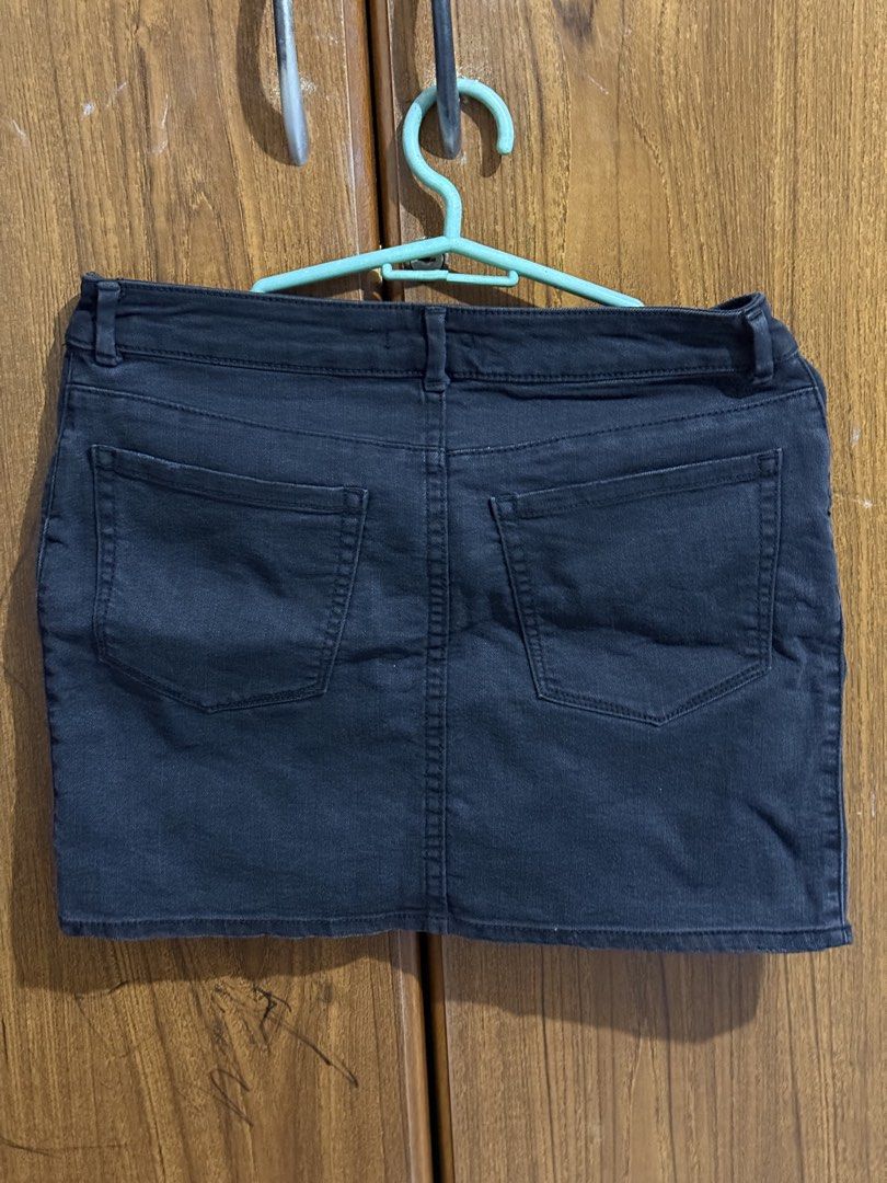 H&M black skirt (Category: Skirts) located in Adams. Submitted by adrchive (Listing ID 1469884313, Image 3). Description: .