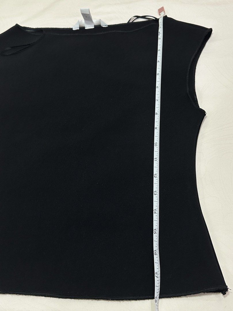 H&M Black Top knit (Category: Sleeveless) located in Caloocan City. Submitted by style.haven (Listing ID 1469897321, Image 3). Description: Super nice quality. ✨ Not thin or too thick. Body hugging and no damage. Rarely worn sayang .
