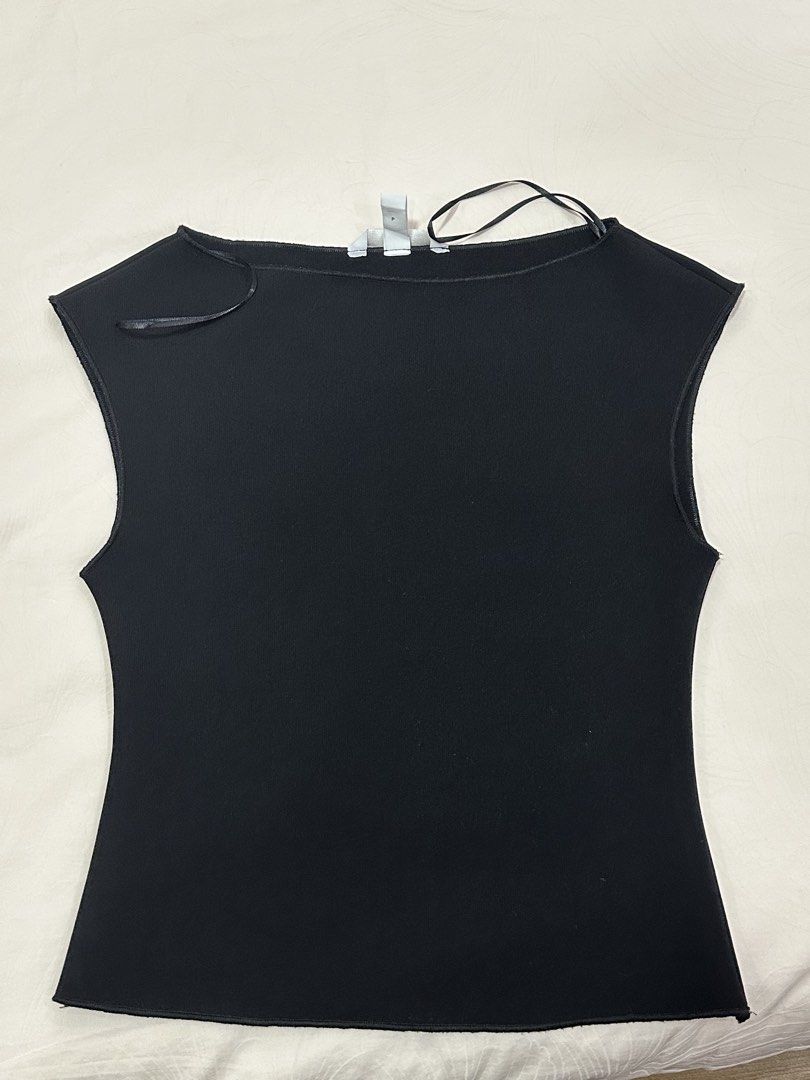 H&M Black Top knit (Category: Sleeveless) located in Caloocan City. Submitted by style.haven (Listing ID 1469897321, Image 1). Description: Super nice quality. ✨ Not thin or too thick. Body hugging and no damage. Rarely worn sayang .