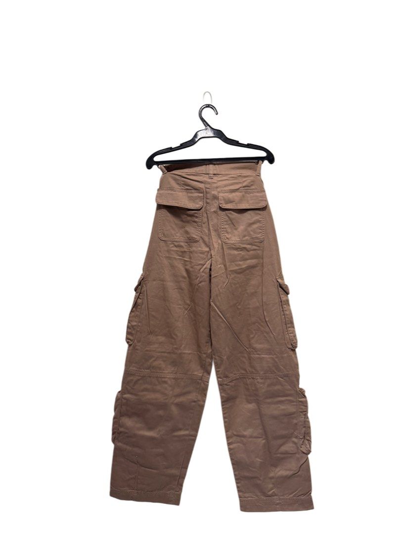 H&M Brown Multi-pocket cargo pants (Category: Jeans) located in Pasig City. Submitted by katchdatfit_ (Listing ID 1469876882, Image 2). Description: - Like new - Worn once.