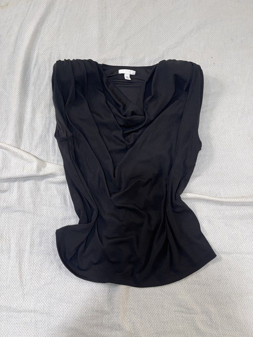 H&M Chic Cowl Neck Top (Category: Blouses) located in Paranaque City. Submitted by lovenclutter (Listing ID 1469811324, Image 1). Description: - Chic outfits - No issues - Worn once.