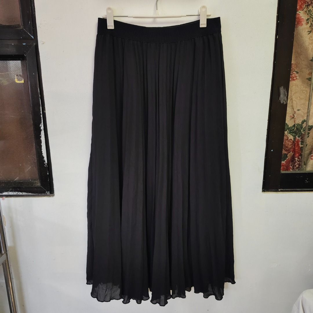 H&M Chiffon Pleated Skirt (Category: Skirts) located in Davao. Submitted by jcshop27 (Listing ID 1469936549, Image 1). Description: waist-29-30, length-35.