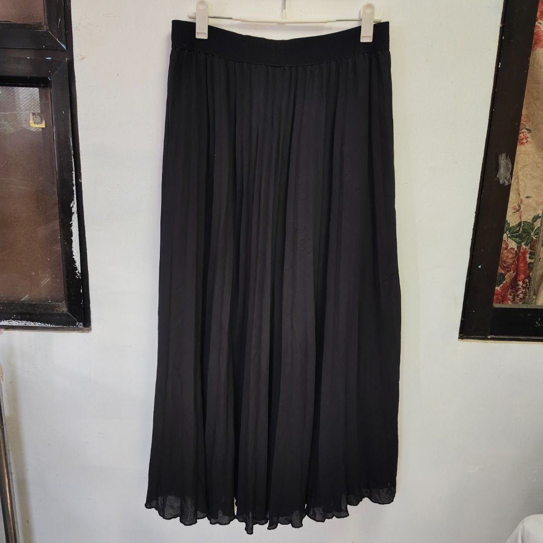 H&M Chiffon Pleated Skirt (Category: Skirts) located in Davao. Submitted by jcshop27 (Listing ID 1469936549, Image 2). Description: waist-29-30, length-35.
