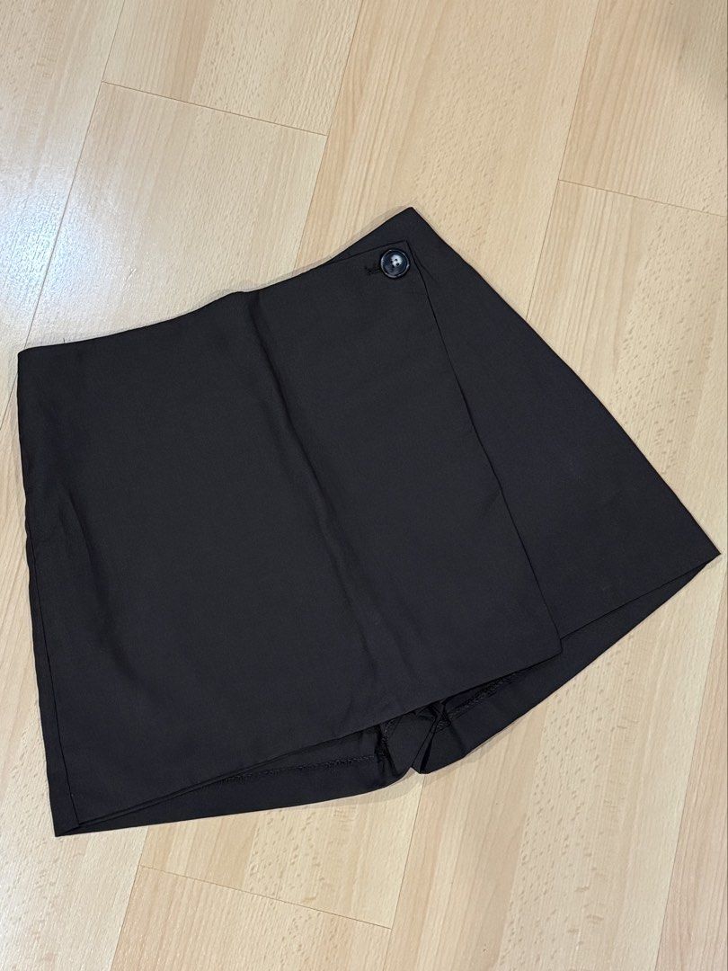 H&M Dark Brown Wrap Side-Button Skort (Category: Skirts) located in Muntinlupa City. Submitted by alexisofia (Listing ID 1469871413, Image 2). Description: like new, worn a few times only / excellent condition size: EUR 38 / US 6 / CA 6 / MX 6 (Fits Small to Medium) Brand H&M.