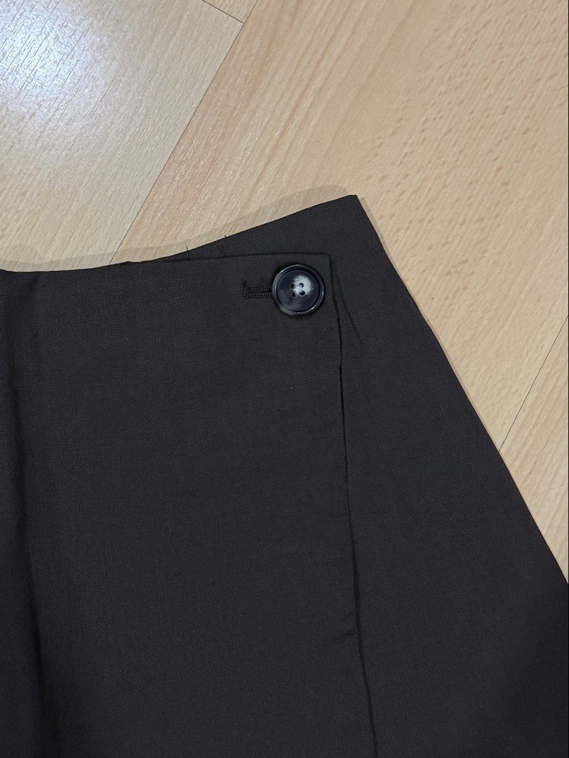 H&M Dark Brown Wrap Side-Button Skort (Category: Skirts) located in Muntinlupa City. Submitted by alexisofia (Listing ID 1469871413, Image 3). Description: like new, worn a few times only / excellent condition size: EUR 38 / US 6 / CA 6 / MX 6 (Fits Small to Medium) Brand H&M.